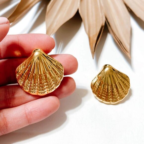 Gold seashell stud earrings S496 - Picture 4 of 4